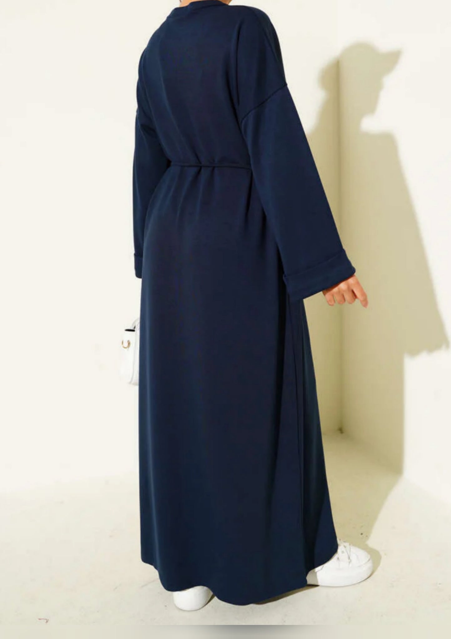 Lockeres Kleid mit zwei Ärmeln und Seilgürtel marineblau