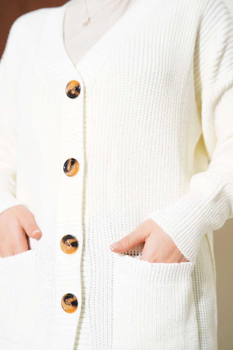 Lange Strickjacke mit geknöpfter Tasche in Ecru