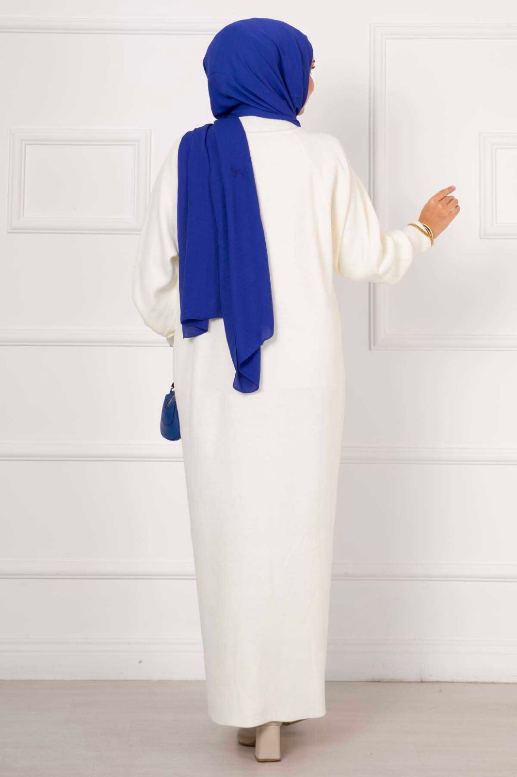 Vestido de punto color crudo con mangas abullonadas