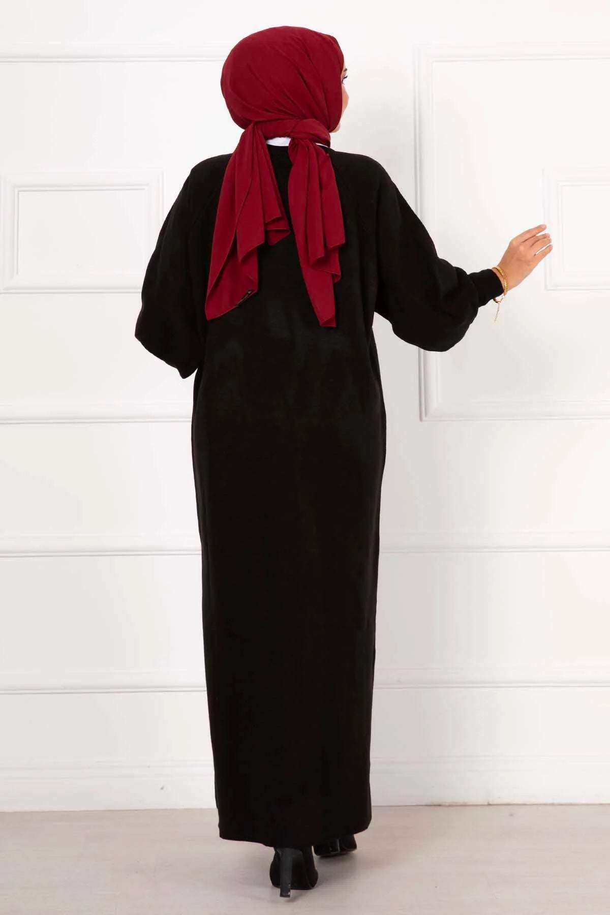 Vestido de punto negro con mangas abullonadas