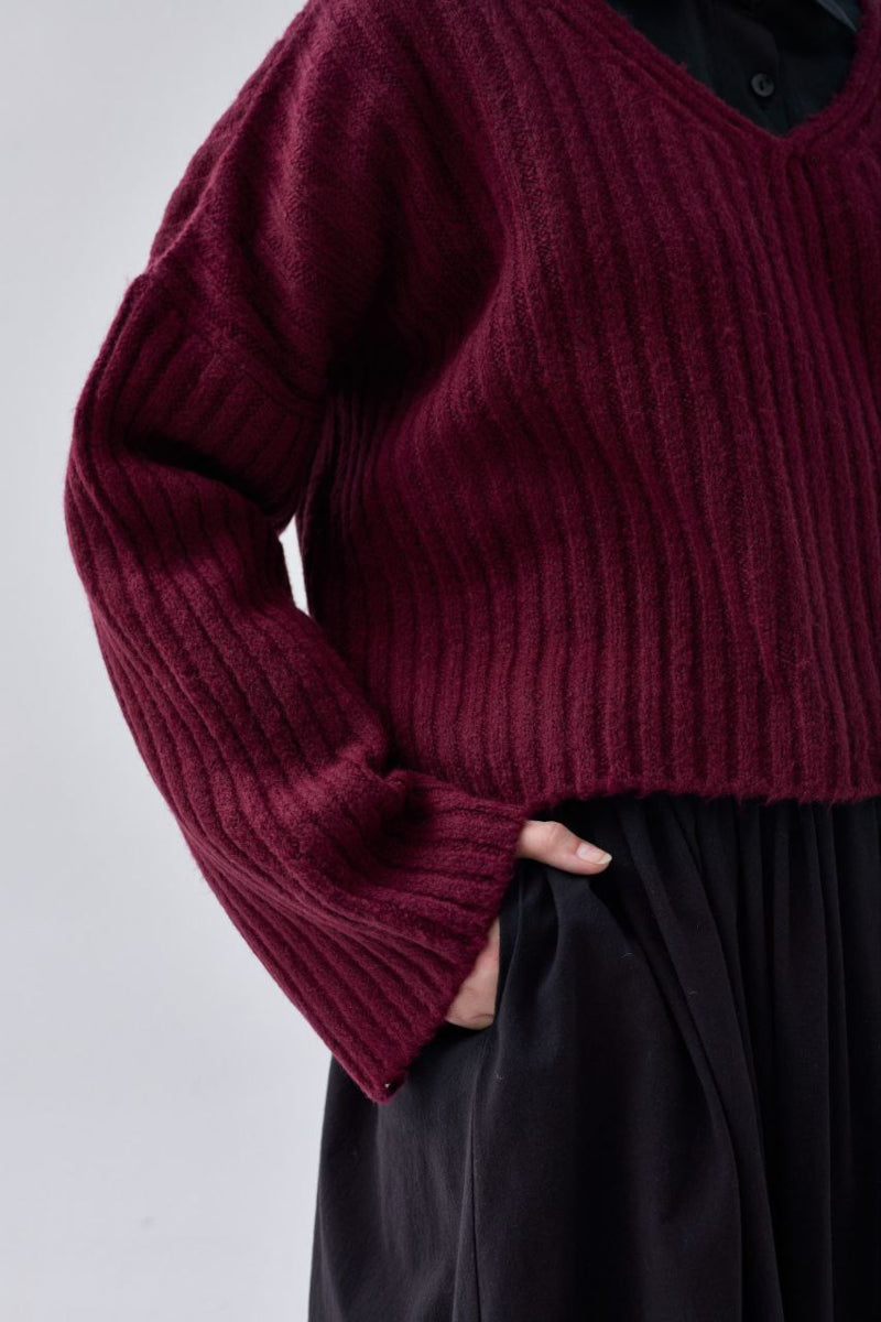 Suéter corto con cuello en V – Burdeos