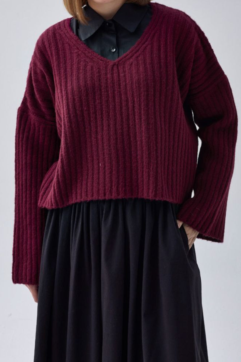 Suéter corto con cuello en V – Burdeos