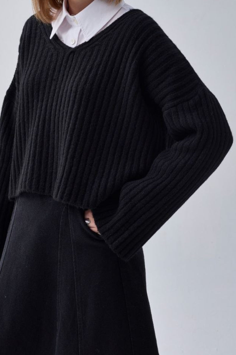 Suéter corto con cuello en V – Negro