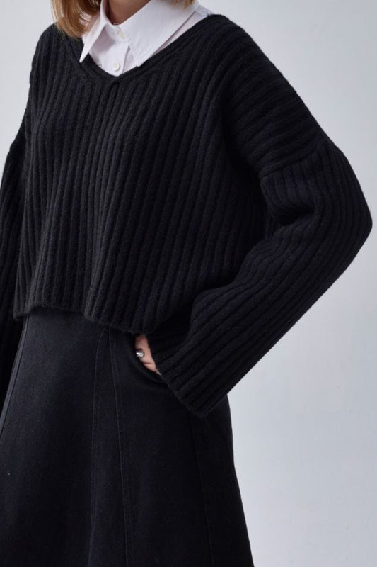 V-Ausschnitt Crop-Pullover – Schwarz