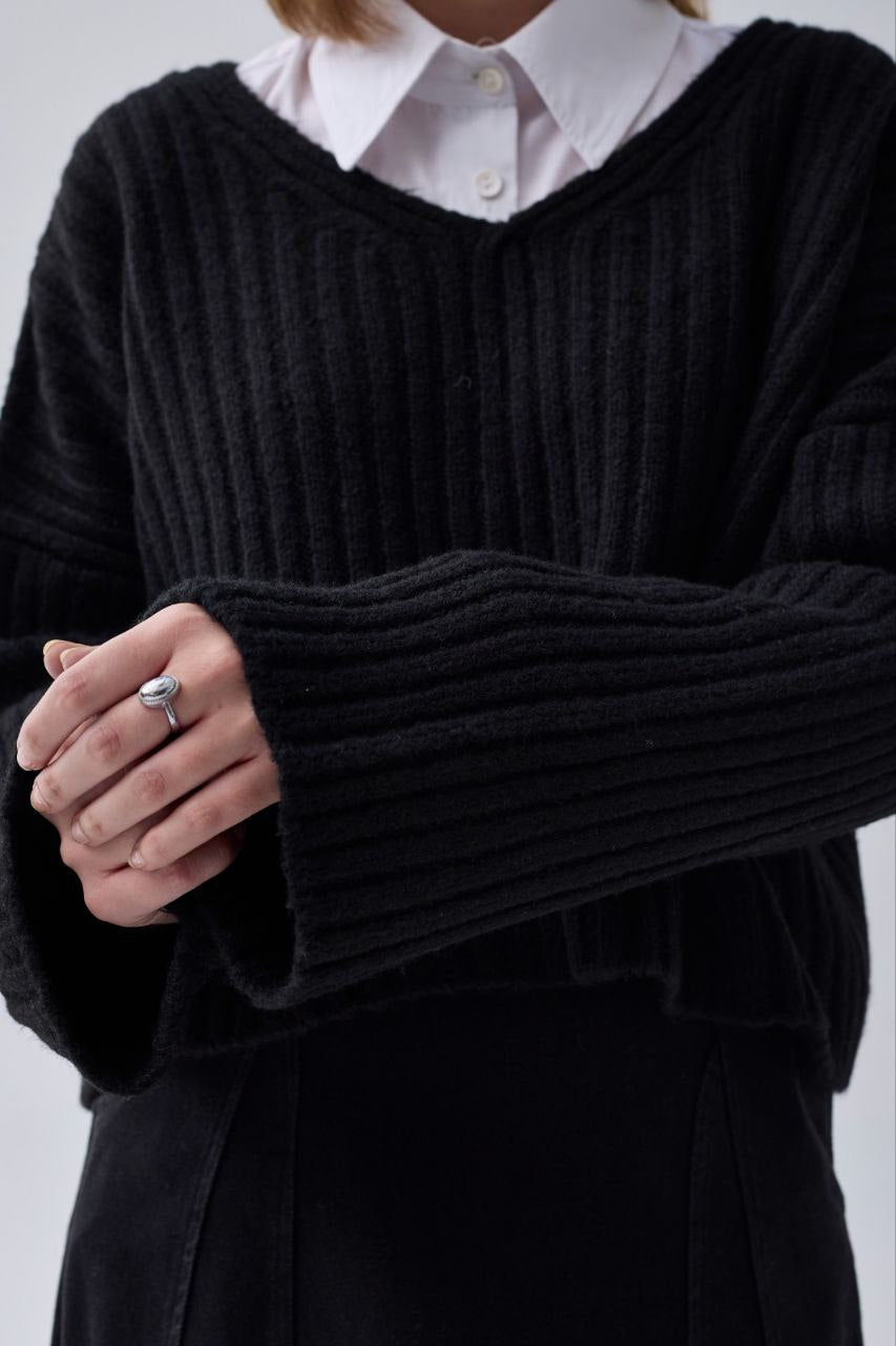 Suéter corto con cuello en V – Negro