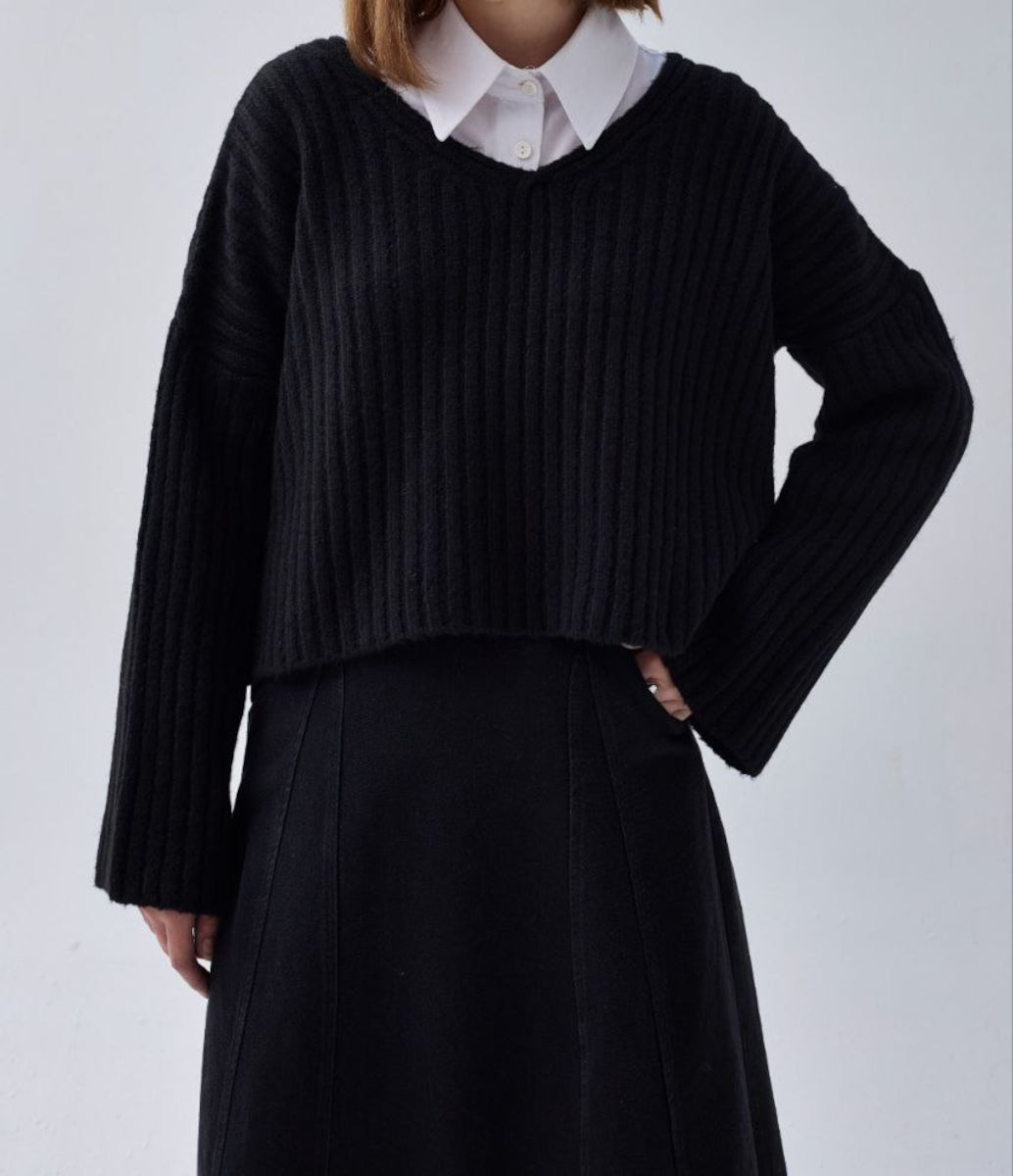 Suéter corto con cuello en V – Negro