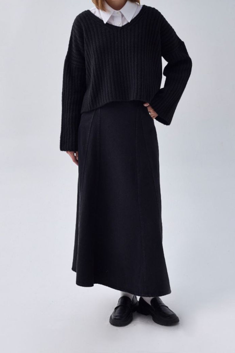 Suéter corto con cuello en V – Negro