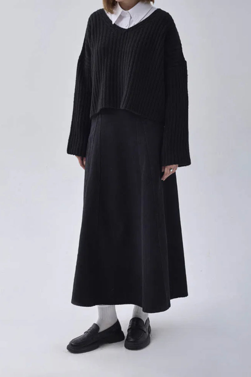 Suéter corto con cuello en V – Negro