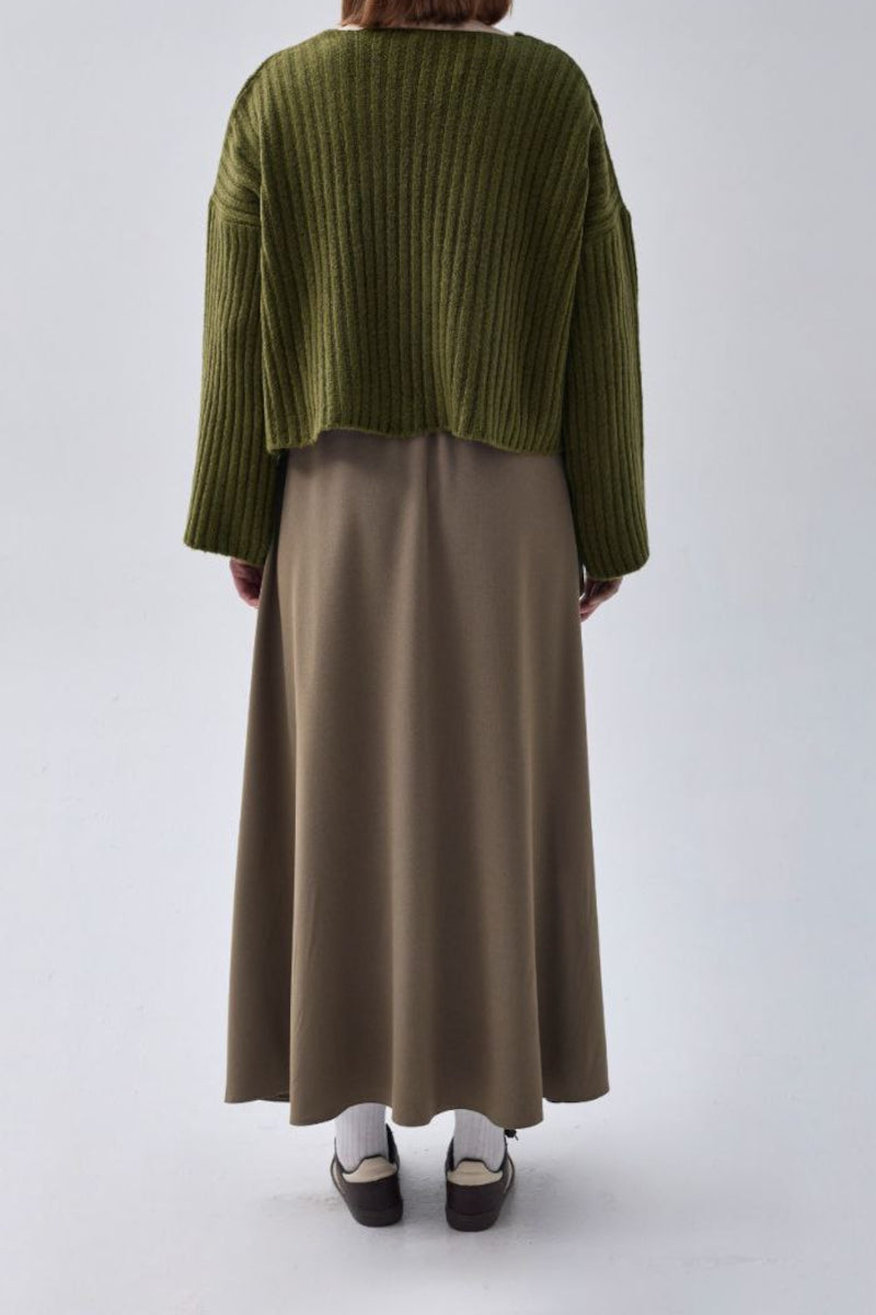 Suéter corto con cuello en V – caqui