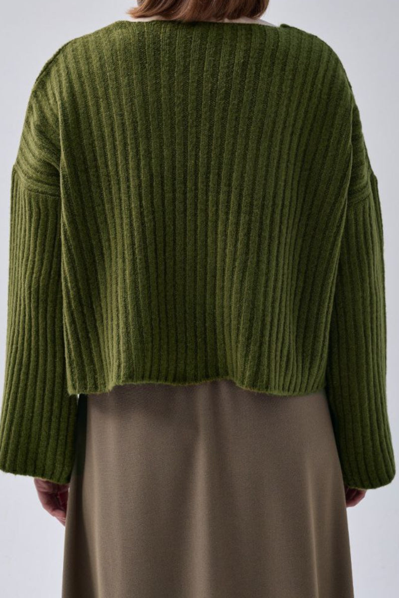 Suéter corto con cuello en V – caqui