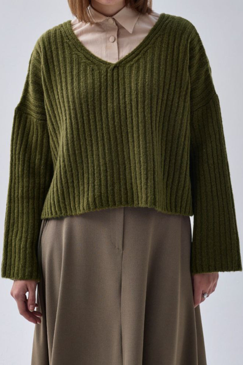 Suéter corto con cuello en V – caqui