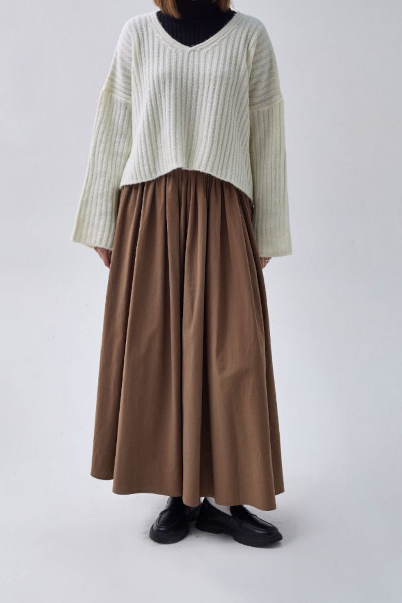 Suéter corto con cuello en V – Ekru