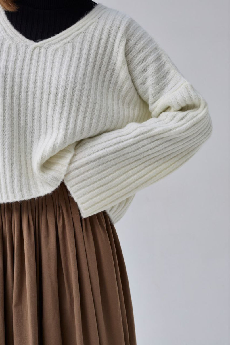 Suéter corto con cuello en V – Ekru