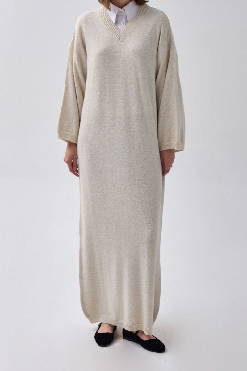 Vestido de punto con cuello en V color piedra