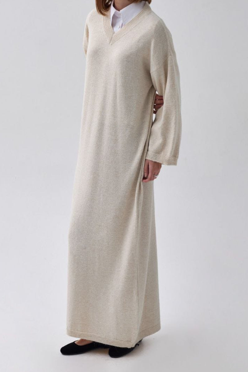 Vestido de punto con cuello en V color piedra