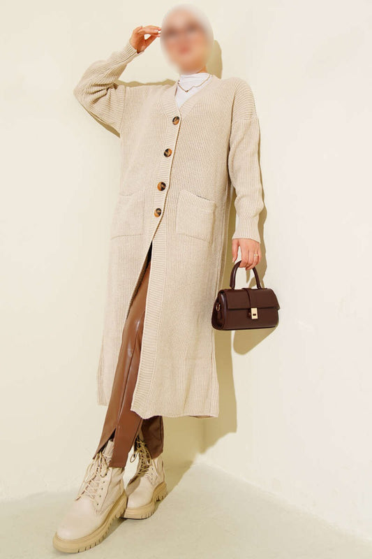 Lange Strickjacke mit geknöpfter Tasche in beige