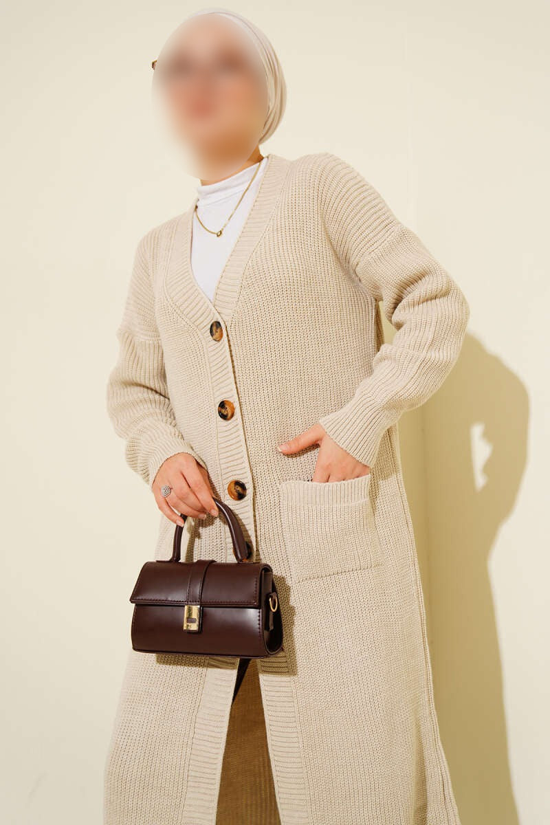 Cárdigan largo con bolsillo abotonado en beige