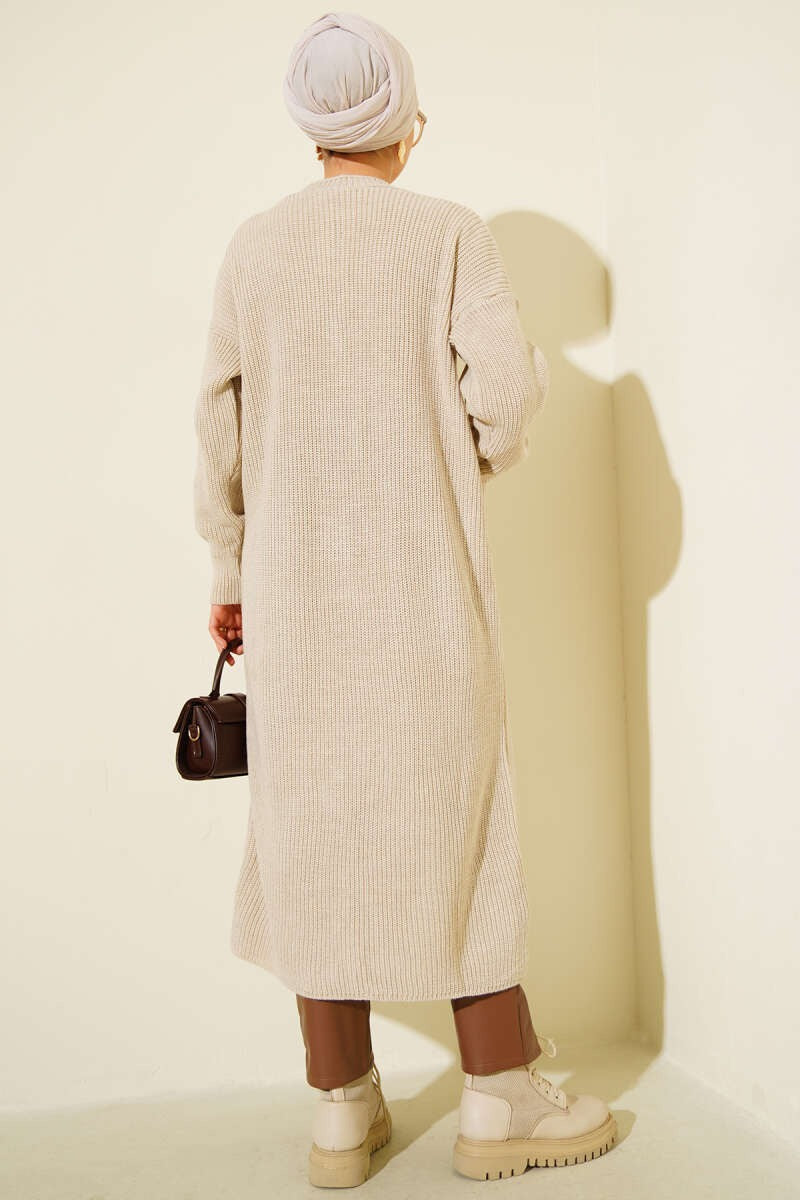 Cárdigan largo con bolsillo abotonado en beige