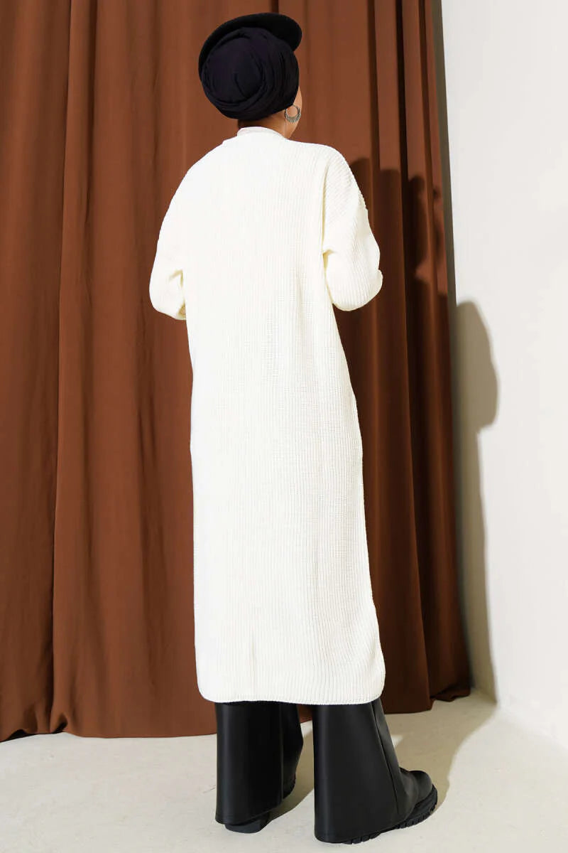 Lange Strickjacke mit geknöpfter Tasche in Ecru