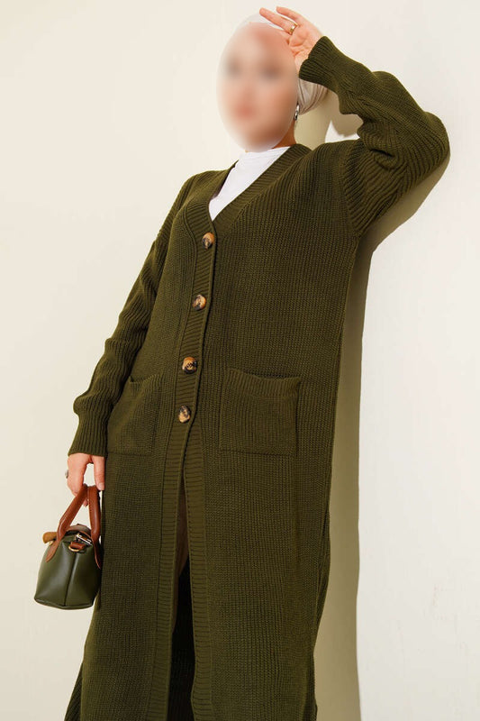 Lange Strickjacke mit geknöpfter Tasche in kaki