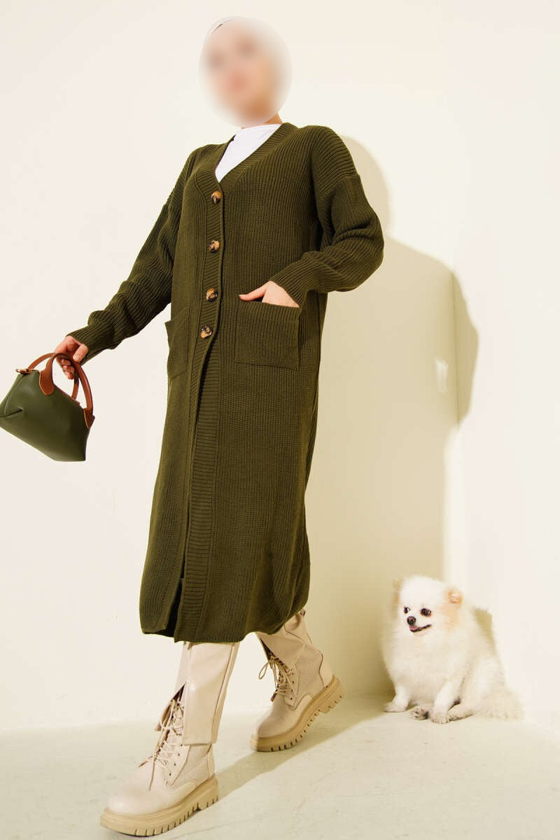 Cárdigan largo con bolsillo abotonado en color caqui