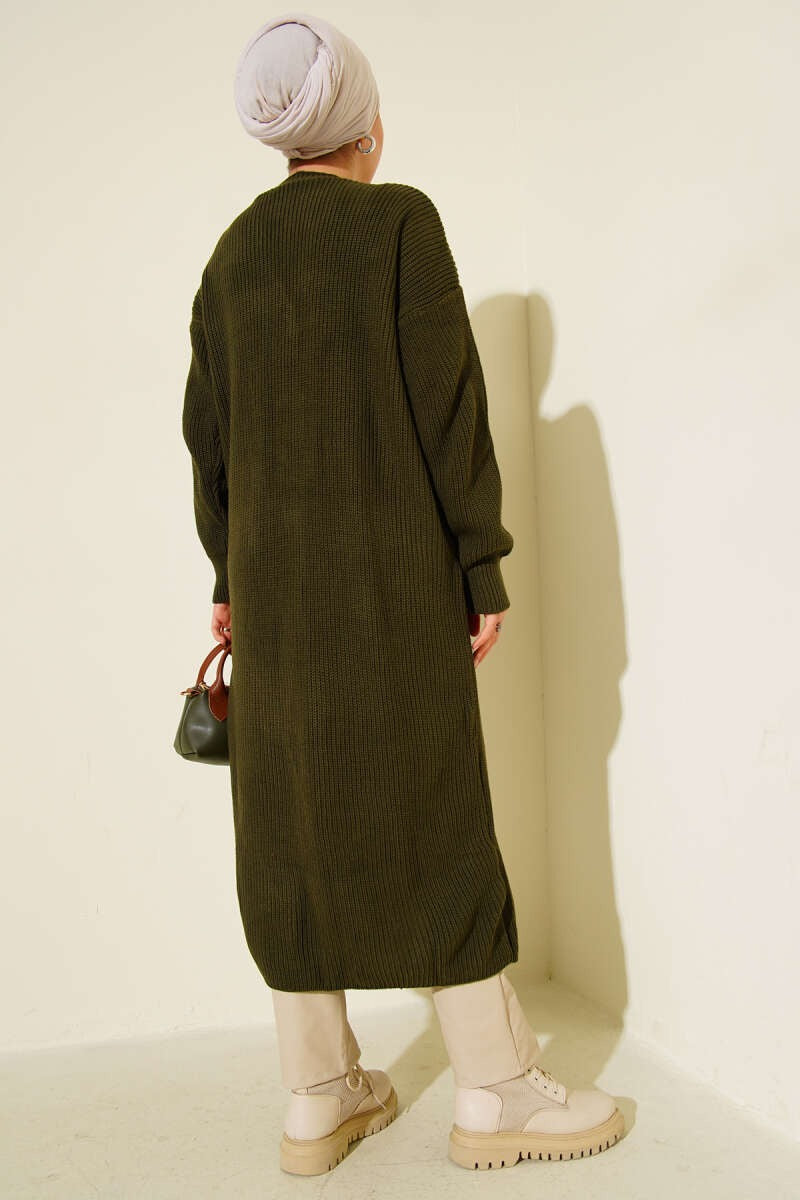 Cárdigan largo con bolsillo abotonado en color caqui