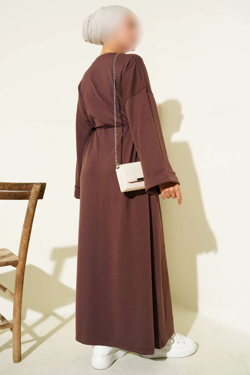 Vestido holgado con dos mangas y cinturón de cuerda, color marrón.