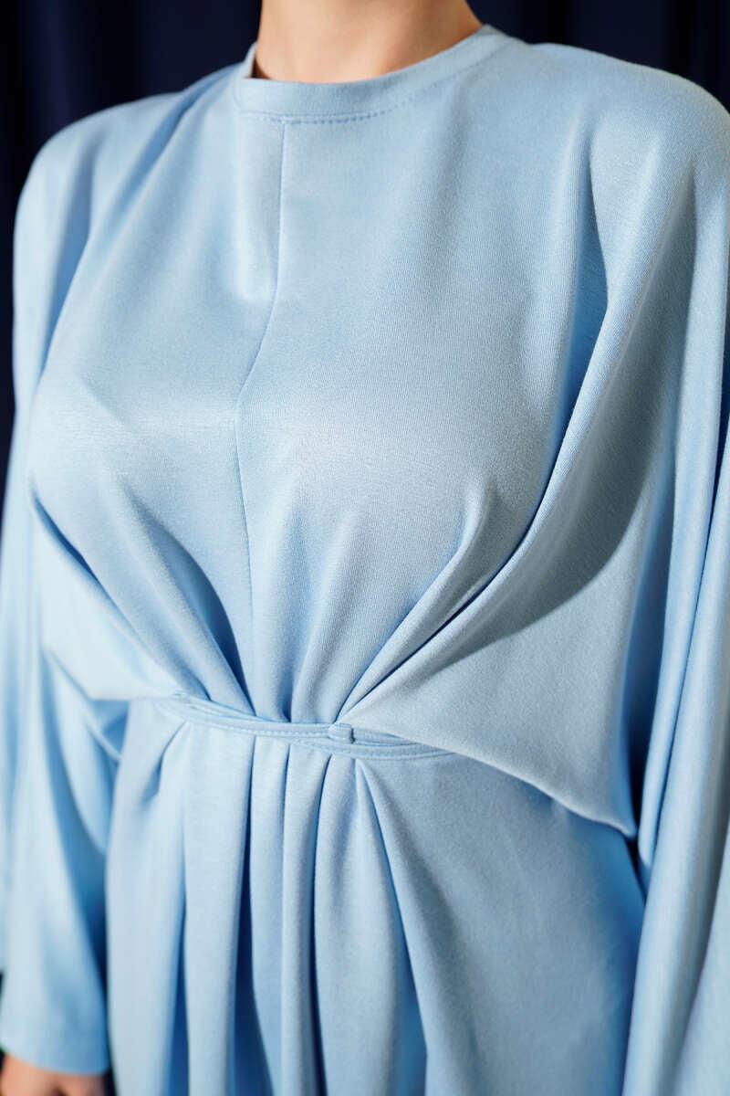 Vestido holgado con cordón en la cintura, azul claro.