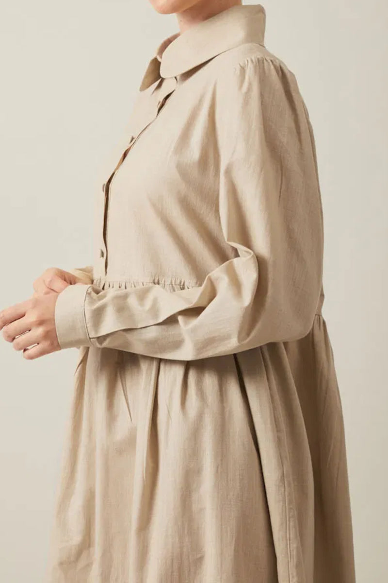 Vestido de algodón flameado en tono piedra