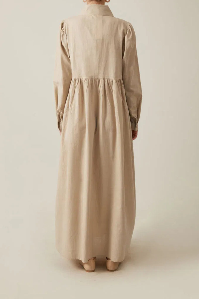 Vestido de algodón flameado en tono piedra