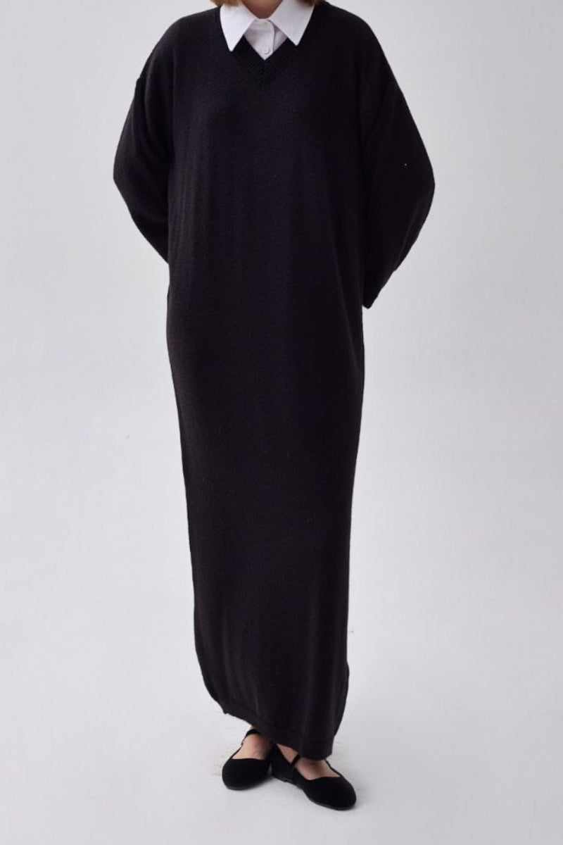 Vestido de punto negro con cuello en V